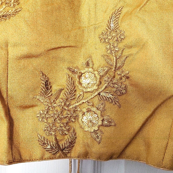 Brand new gold saree blouse with zari thread embroidery and dori. - Picture 3 of 7